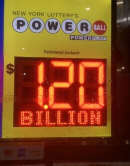 Thousands of Mexicans fight to earn MXN 24 billion!