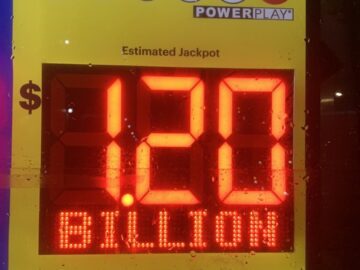 Thousands of Mexicans fight to earn MXN 24 billion!