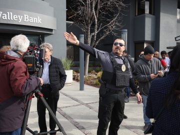 Government races to reassure US that banking system is safe