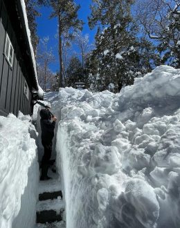 Volunteers in mountain towns dig out snow-stuck Californians