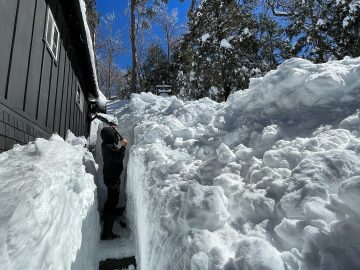 Volunteers in mountain towns dig out snow-stuck Californians