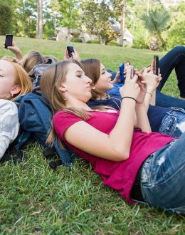 Teenagers’ Dangerous Social Media Habits and Mental Health Concerns
