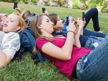 Teenagers’ Dangerous Social Media Habits and Mental Health Concerns