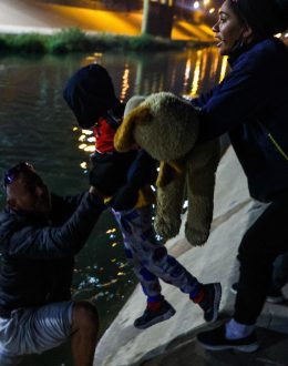 Families crossing U.S.-Mexico border in near-record numbers