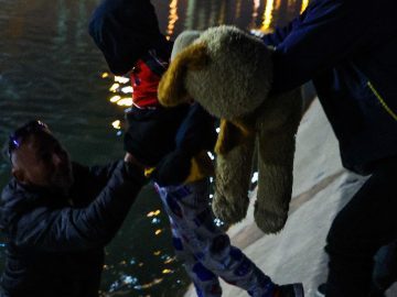 Families crossing U.S.-Mexico border in near-record numbers