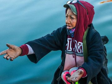 Mexican families cross U.S. border in unprecedented numbers