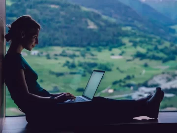 Are you looking for a companion for traveling as digital nomads?