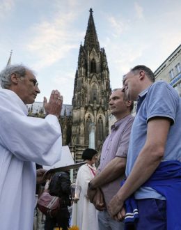 The rebellion of Catholic priests begins: they conduct ceremonies for same-sex couples