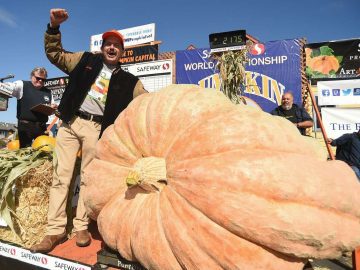 Pumpkin weighing 2,749 pounds wins California contest, sets world record for biggest gourd