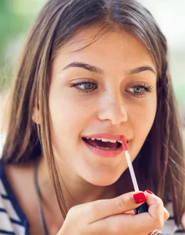 Beauty products against Social Media filters, both harmful to a real image of teenagers