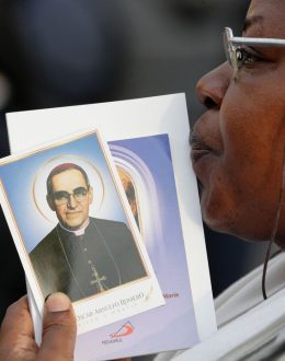 Salvadorans honoring Saint Óscar Romero: During these difficult times, he is like a ray of hope