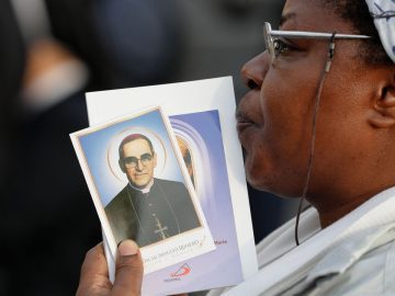 Salvadorans honoring Saint Óscar Romero: During these difficult times, he is like a ray of hope