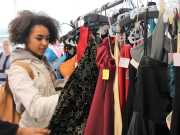 LAUSD opens free clothing boutiques for students in need