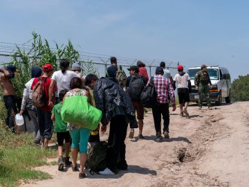 The Mexican plan against Trump: A mobile app, more shelters at the border, and greater containment of migrants.