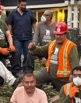 Day Laborers Form ‘Brigadas de Servicio” to Help Those Affected by Fires