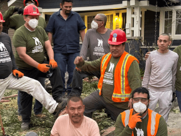 Day Laborers Form ‘Brigadas de Servicio” to Help Those Affected by Fires