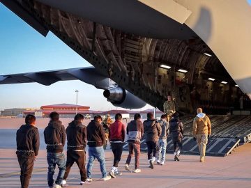 Brazil Outraged Ater US Deportees Arrive Handcuffed, Colombia Agrees to Accept Deportation Flights