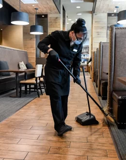 FAST FOOD: Long Work Hours, Low Salaries, and Many Persecuted for Their Immigration Status