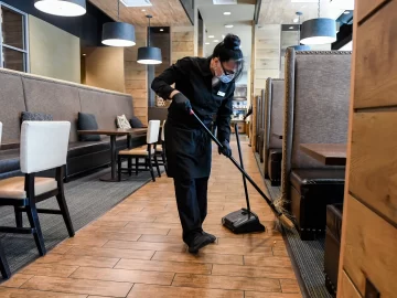 FAST FOOD: Long Work Hours, Low Salaries, and Many Persecuted for Their Immigration Status