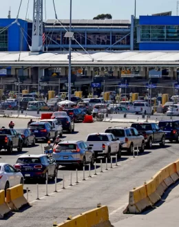 2 US border inspectors are charged with taking bribes to wave in people without documents