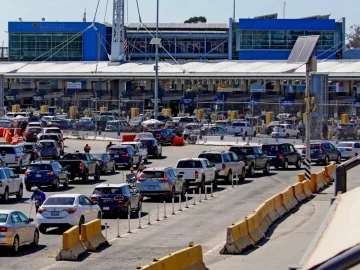 2 US border inspectors are charged with taking bribes to wave in people without documents