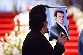 Amid songs, drinks, and more, fans gather for José José Day