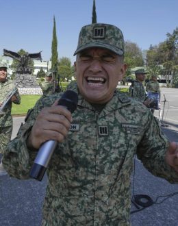 The Mexican soldier who, by singing, seeks to change the meaning of the narco corridos