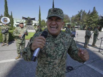 The Mexican soldier who, by singing, seeks to change the meaning of the narco corridos