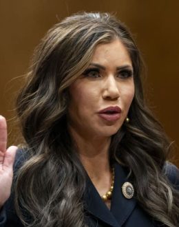 Homeland Security Secretary Kristi Noem’s purse stolen — including $3,000 in cash, Yes, she’s in charge of homeland security