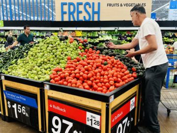 More Americans are financing groceries with buy now, pay later loans — and more are paying those bills late