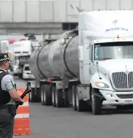 Even truck drivers are defending themselves against robberies on Mexican highways