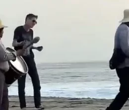 ‘Gringo’ Caught Attacking and Running Away Mexican Musicians on Zicatela Beach, Oaxaca