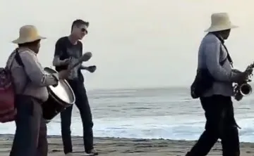 ‘Gringo’ Caught Attacking and Running Away Mexican Musicians on Zicatela Beach, Oaxaca