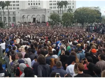 Bernie Sanders Declares War on Billionaires in L.A. ‘Bernichella’ Rally