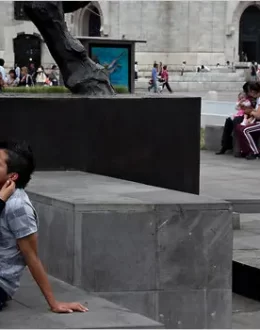 With hugs and kisses! The most affectionate city in Mexico is Toluca; the least affectionate is Ciudad Nezahualcóyotl.