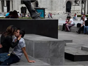 With hugs and kisses! The most affectionate city in Mexico is Toluca; the least affectionate is Ciudad Nezahualcóyotl.