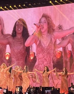 What is known about the investigation into mass measles exposure during a Shakira concert in the United States?