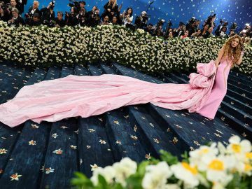 Shakira Lights Up the Red Carpet with a Pink Dress