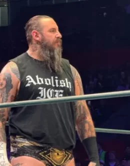 Brody king, AEW Wrestler Wears “Abolish ICE” T-Shirt At Arena Mexico