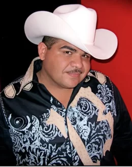 Chuy Lizárraga Changes Profile Picture with LGBT+ Background After Accusations of Homophobia