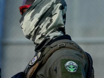 ICE defends that its agents are masked and in civilian clothes; “we need to protect their families”