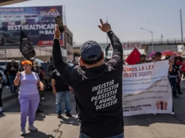 Tijuana border paralyzed for hours, leaving tourists and travelers stranded