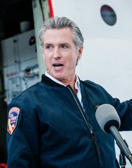 California is under pressure from Trump; the announcement of cuts to benefits for undocumented immigrants marks the beginning