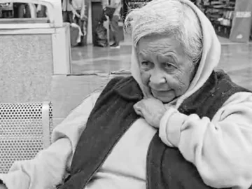 Grandmother dies at Puebla Bus Station. Her children left for the US three years ago and never returned for her.