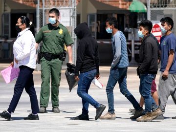 Deported Mexicans Avoid Staying at the Border