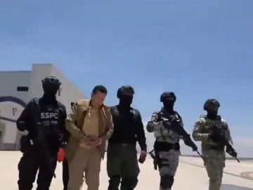 Handcuffed and bowed: Unreleased videos of the transfer of 26 Mexican prisoners to the US are revealed