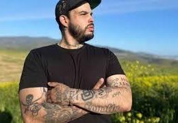 Emiliano Aguilar Performs Live with a CJNG Cap: How Much Does This Item with the Image of “El Mencho” Cost?