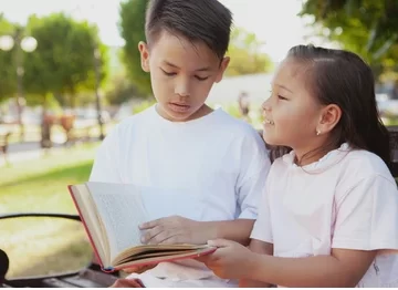 LéaLA: Where Books Become Gateways to Other Realities