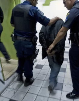 Couple argues on the streets of Tijuana, police intervene and discover they are fugitives from the US: clonazepam and fentanyl are seized