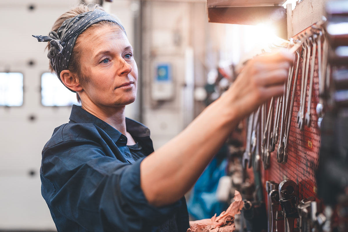 Working Class Consumer Working-Class Americans Face Mounting Economic Struggles - Parriva